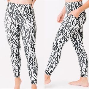 Zyia Safari Pocket Brilliant Hi Rise Leggings Sz 6-8